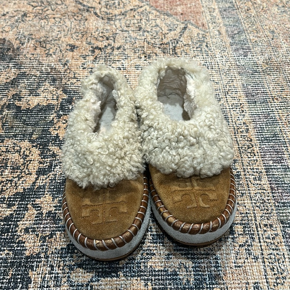 TORY BURCH SUEDE & SHEARLING LOGO SLIPPERS